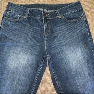 Excellent Preowned Condition Simply Vera Straight Leg Jeans Size 8. Very Cute.